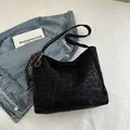 Retro schwarze Wildleder-Tragetasche mit Leopardenmuster und dekorativem Anhänger - Schwarz Mit Anhänger