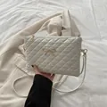 Sac bandoulière blanc matelassé avec nœud doré et motif élégant en losanges - Blanc