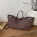Dunkelbraune matte Wildleder-Tragetasche mit Lederbesatz und verstellbarem Schultergurt - Braun