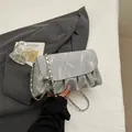 Zilveren grijze marmeren geplooide crossbodytas met ketting en metalen bal als detail - Zilver