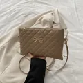 Sac à bandoulière matelassé marron avec détail de nœud doré et fine lanière - Kaki