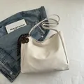 Minimalistische cremeweiße Tragetasche aus Wildlederimitat mit Seidenschal für Damen - Cremeweiß mit Anhänger