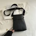Piccola borsa a tracolla minimalista in pelle martellata nera con tracolla larga - Nero