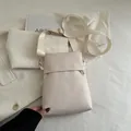 Elegante borsa a tracolla beige texture litchi con tracolla larga e fibbie dorate lucide - Bianco