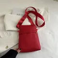 Borsa a tracolla rossa in pelle martellata con cinturino regolabile e zip dorate - Rosso
