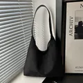 Sac fourre-tout minimaliste en daim noir avec grande capacité et effet d'éclairage - Noir