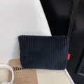 Elegante zwarte corduroy envelop clutch tas met modelabel en ritssluiting voor dames - Zwart