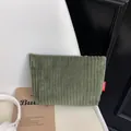 Donkergroene corduroy envelop-clutch met mode-etiket en geribbelde textuur - Groen
