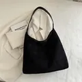 Minimalistische große schwarze Wildleder-Einkaufstasche mit modischem Schultergurt - Schwarz