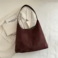 Minimalistische bordeauxrote Hobo-Schultertasche aus Wildleder mit braunem Trageriemen - Braun