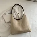 Minimalistische khakifarbene Veloursleder-Tragetasche mit dunkelbraunen Lederriemen - Khaki