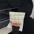 Minimalistische weiße Kosmetiktasche aus Nylon mit Steppmuster und Gitterdesign - Gebrochenes Weiß