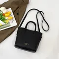Borsa tote vintage in pelle sintetica nera con scritte dorate e tracolla regolabile - Nero