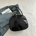 Bolsa de cosméticos portátil de cuero negro brillante con elegantes correas de hombro - Sin colgante / Negro