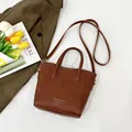 Borsa a secchiello vintage marrone con trama litchi e tracolla regolabile - Marrone