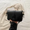 Klassische schwarze mattierte kleine Umhängetasche aus Leder mit dekorativem breitem Riemen - Schwarz