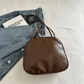 Bolso de hombro retro en cuero marrón oscuro para mujer, accesorio de viaje con acabado liso - Sin colgante / Marrón