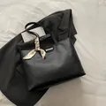 Grande borsa tote nera in ecopelle opaca con sciarpa decorativa in seta - Nero