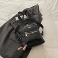 Zaino da donna in pelle PU intrecciata nera con finiture dorate e tasca anteriore - Nero