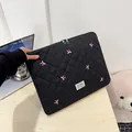 Zwarte gewatteerde laptoptas met roze strik borduurwerk en modieus geweven label detail - Zwart Groot