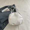 Neceser minimalista de cuero PU blanco con asas dobles sobre fondo de mezclilla - Sin colgante / Blanco