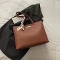 Borsa tote marrone in pelle sintetica con sciarpa decorativa in seta e tasca frontale - Marrone