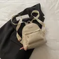 Zaino chic in ecopelle intrecciata beige con finiture dorate e design mini alla moda - Bianco
