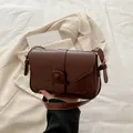 Dunkelbraune Vintage-Umhängetasche aus glattem Kunstleder mit goldfarbenem Verschluss - Braun