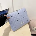 Lichtblauwe gewatteerde laptophoes met strikborduursel en dubbele rits voor 14 inch laptops - Blauw Groot