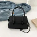 Mini borsa a tracolla classica in pelle Saffiano nera con patta a fibbia e catena nera - Nero