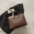 Grande borsa tote marrone in pelle PU opaca con sciarpa decorativa in seta sul manico - Marrone
