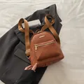 Zaino in pelle PU marrone con trama intrecciata e cerniera dorata elegante - Marrone
