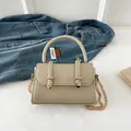Mini borsa in ecopelle Saffiano beige con tracolla a catena e dettagli in metallo oro - Champagne