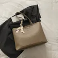 Grande borsa shopper kaki con sciarpa di seta decorativa e accento in metallo argento - Kaki