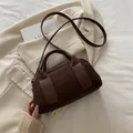 Retro dunkelbraune Handtasche aus Wildleder mit Umhängegurt und Lederverzierung - Braun