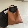 Geflochtene Tragetasche in Karamellbraun aus PU-Leder, stilvolles Hobo-Schultertaschendesign - Hellbraun