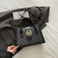 Elegante zwarte trapeze handtas met M-logoprint en gouden metalen gesp op de flap - Zwart
