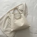 Sac fourre-tout beige minimaliste chic en cuir synthétique souple pour la mode 2025 - Blanc