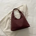 Sac fourre-tout bordeaux à imprimé léopard avec poignée intégrée et fini suédé chic - Rouge