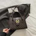 Bruine monogram draagtas met gouden M-logo gesp en verstelbare lederen schouderriem - Bruin