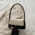 Sac sous le bras bicolore beige et noir élégant avec boucle en métal doré - Noir