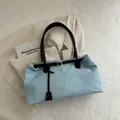 Borsa tote in ecopelle scamosciata azzurra con manici neri e fibbia metallica - Azzurro
