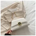 Elegante weiße Tasche aus PU-Leder mit goldener M-Logo-Schnalle und Kettenriemen - Weiß