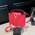 Rote Beuteltasche aus Wildleder mit goldener V-Schnalle und verstellbarem Schultergurt - Rot