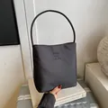 Sac fourre-tout noir minimaliste avec broderie Hope and Future sur surface en tissu - Noir