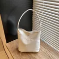Minimalistische witte bucketbag met Hope and future borduursel aan de arm - Broken Wit