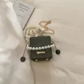 Dunkelgrüne Würfeltasche mit Perlendetail, Goldkette und Kordelzug-Innentasche - Grün