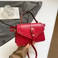 Minimalistische rote Handtasche mit Webstruktur-Klappe und goldener Schnalle für Damen - Rot