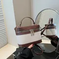 Minimalistische Leinen-Beuteltasche mit dunkelbraunem Lederbesatz und Spiegelansicht - Braun