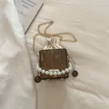 Dunkelbraune gestreifte Umhängetasche mit Perlengriff und goldener Kettenriemen - Braun